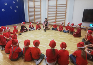 dzieci słuchają Elfa